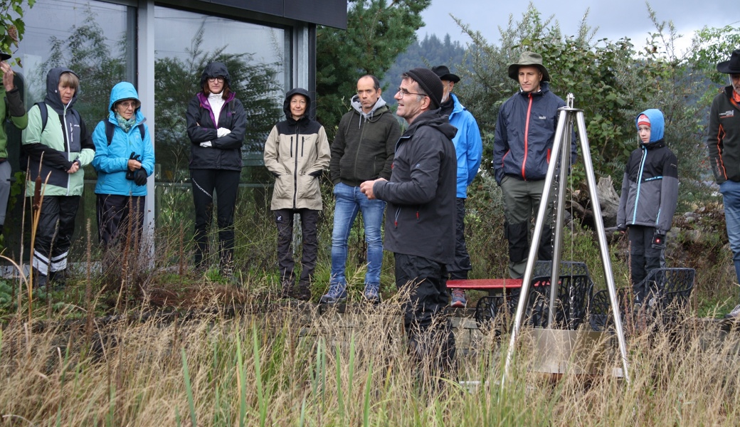 Naturgärtner Patrick Reck erklärte am Pro Riet-Kurs, wie wichtig Wasserlebensräume für die Artenvielfalt sind. Naturgärtner Patrick Reck erklärte am Pro Riet-Kurs, wie wichtig Wasserlebensräume für die Artenvielfalt sind.