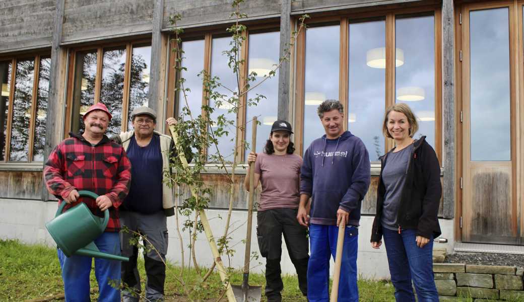 Optische und ökologische Aufwertung:  Pflanzaktion des Vereins Rhyboot und von «Bäumiges Altstätten» an der Kriessernstrasse. Optische und ökologische Aufwertung:  Pflanzaktion des Vereins Rhyboot und von «Bäumiges Altstätten» an der Kriessernstrasse.