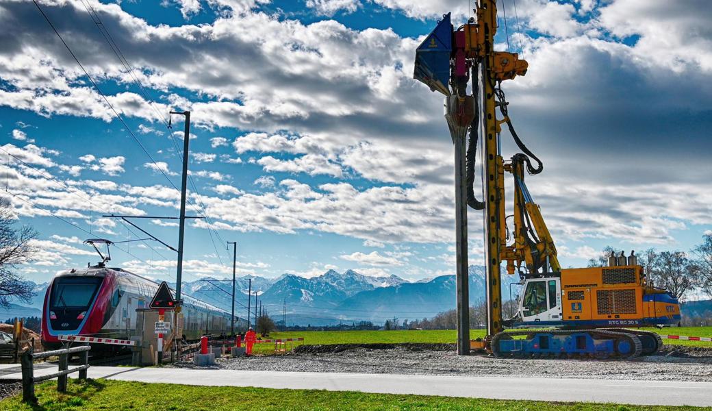 Versuchsfeld der SBB beim Bahnübergang Altstätterstrasse. Eine vermörtelte Rüttelstopfsäule entsteht im weichen Boden hier innert nicht einmal 15 Minuten. Versuchsfeld der SBB beim Bahnübergang Altstätterstrasse. Eine vermörtelte Rüttelstopfsäule entsteht im weichen Boden hier innert nicht einmal 15 Minuten.