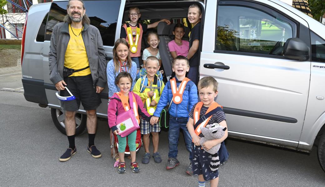 Die Kinder haben sich schon die ganze Woche auf die Fahrt mit dem Mann von der Zeitung gefreut, von links: Schulbusfahrer Roger Werlen mit Nayra Schmid (vorne), Fiona Inauen (Mitte), Luca Sonderegger (hinten), Andri Inauen (vorne), Lorena Meier (hinten), Natanael Schmid (vorne), Rahel Steiger (sitzend), Adrian Meier (hinten, stehend) und Levin Steiger (vorne rechts). Die Kinder haben sich schon die ganze Woche auf die Fahrt mit dem Mann von der Zeitung gefreut, von links: Schulbusfahrer Roger Werlen mit Nayra Schmid (vorne), Fiona Inauen (Mitte), Luca Sonderegger (hinten), Andri Inauen (vorne), Lorena Meier (hinten), Natanael Schmid (vorne), Rahel Steiger (sitzend), Adrian Meier (hinten, stehend) und Levin Steiger (vorne rechts).