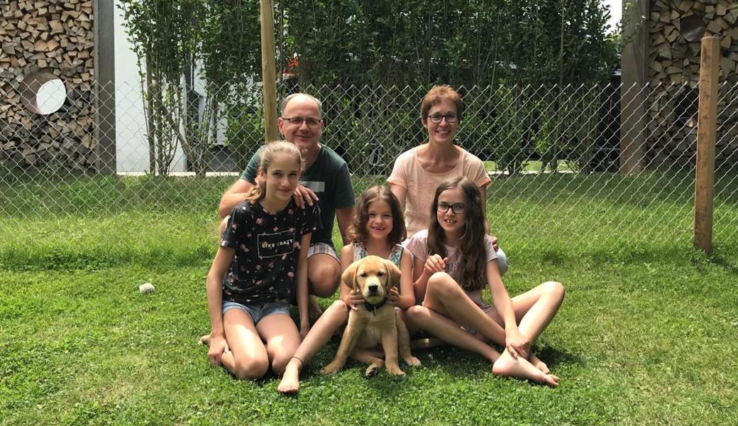Familie Schlegel aus Thal im August 2018, als sie Louie als Welpe bei sich aufnahm: Hinten die Eltern Reto und Silvia Schlegel, vorn die drei Töchter Alina, Xenja und Jasmin. Im und um das Einfamilienhaus mit Garten boten sich Louie und der Familie die besten Möglichkeiten zur Erziehung des Hundes. Familie Schlegel aus Thal im August 2018, als sie Louie als Welpe bei sich aufnahm: Hinten die Eltern Reto und Silvia Schlegel, vorn die drei Töchter Alina, Xenja und Jasmin. Im und um das Einfamilienhaus mit Garten boten sich Louie und der Familie die besten Möglichkeiten zur Erziehung des Hundes.