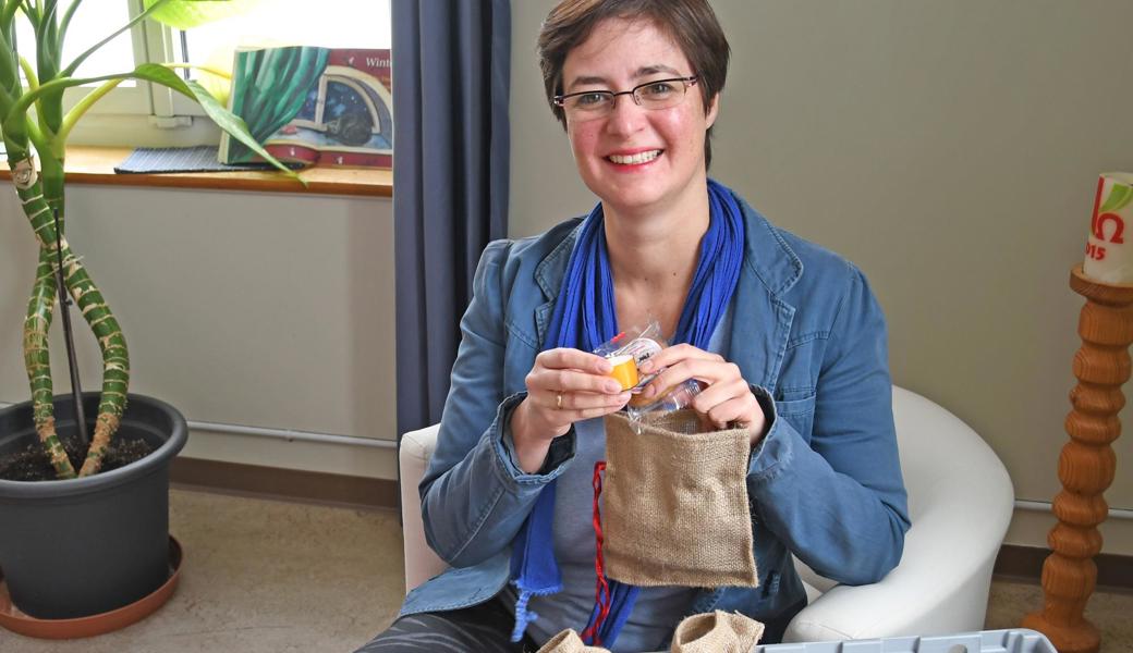 Pfarrerin Manuela Schäfer füllt Chlaussäckli für Kirchgemeindemitglieder, die im Altersheim Städtli wohnen. Mit dem Geschenk und der Zuwendung will sie den Kern der Weihnacht vermitteln – die Liebe zum Nächsten und die Beziehung zu Gott.   Pfarrerin Manuela Schäfer füllt Chlaussäckli für Kirchgemeindemitglieder, die im Altersheim Städtli wohnen. Mit dem Geschenk und der Zuwendung will sie den Kern der Weihnacht vermitteln – die Liebe zum Nächsten und die Beziehung zu Gott.