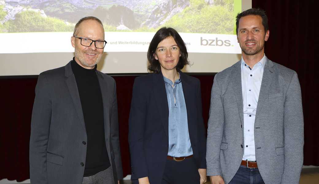 BZBS-Rektor Daniel Miescher (v. l.), Regierungsrätin und Bildungsdirektorin Bettina Surber sowie Markus Bonderer, Präsident der Berufsfachschulkommission, zeigen die Entwicklung des BZBS auf.  BZBS-Rektor Daniel Miescher (v. l.), Regierungsrätin und Bildungsdirektorin Bettina Surber sowie Markus Bonderer, Präsident der Berufsfachschulkommission, zeigen die Entwicklung des BZBS auf.