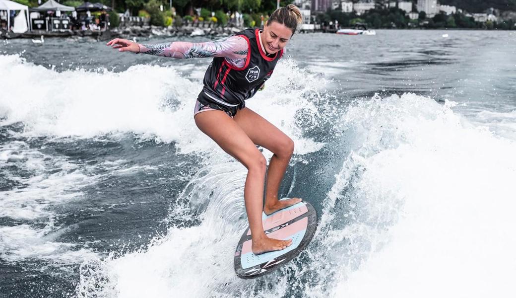 Vor der imposanten Kulisse des Genfersees ging es für Wakesurferin Katerina Stary um den Gewinn des Schweizer Meistertitels. Und einen Titel konnte sie einheimsen. Vor der imposanten Kulisse des Genfersees ging es für Wakesurferin Katerina Stary um den Gewinn des Schweizer Meistertitels. Und einen Titel konnte sie einheimsen.