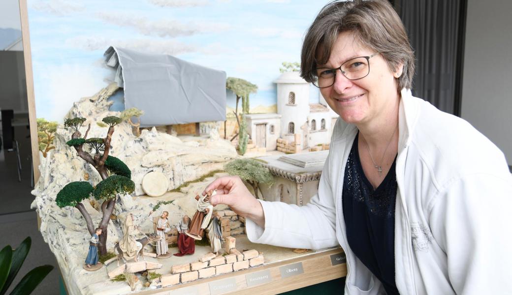 Denise Canal stellt die Figuren zum Einzug Jesu in Jerusalem auf. Bis Ostern folgen acht weitere Szenen. Denise Canal stellt die Figuren zum Einzug Jesu in Jerusalem auf. Bis Ostern folgen acht weitere Szenen.