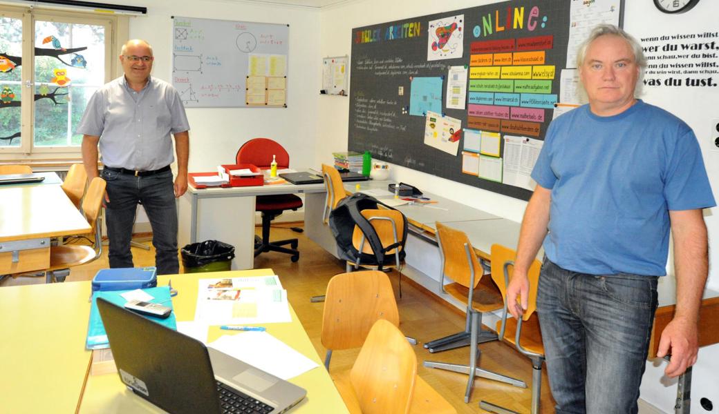 «Die Time-out-Schule hat sich bewährt. Und es braucht sie weiterhin.» Karl Loher (links), Oberstufenschulpräsident Oberriet-Rüthi, und Schulleiter Peter Kuster im Schulzimmer der Time-out-Schule Oberrheintal an der Bildstrasse 12 in Altstätten.  «Die Time-out-Schule hat sich bewährt. Und es braucht sie weiterhin.» Karl Loher (links), Oberstufenschulpräsident Oberriet-Rüthi, und Schulleiter Peter Kuster im Schulzimmer der Time-out-Schule Oberrheintal an der Bildstrasse 12 in Altstätten.