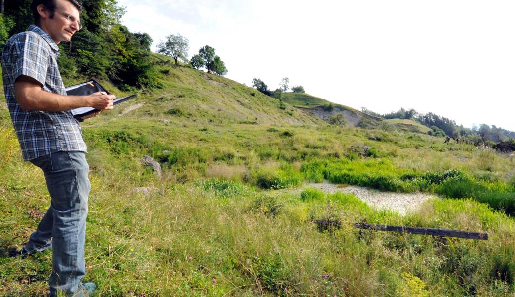 Bauingenieur Roger Spiess von der Grundbauberatung-Geoconsulting AG bei seiner letzten Begehung der Rutschfläche. Bauingenieur Roger Spiess von der Grundbauberatung-Geoconsulting AG bei seiner letzten Begehung der Rutschfläche.