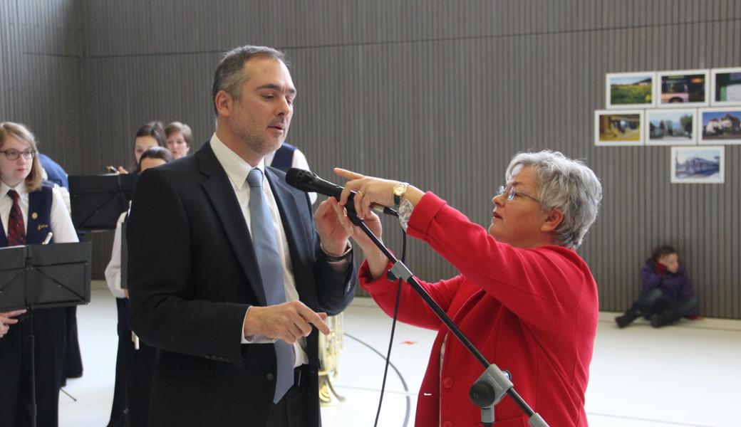 Fürs neue Jahr (und hier speziell für die erste Ansprache von 2019) gleich bereit: Gemeindepräsident Christian Sepin, dem Monika Sieber, die Präsidentin des Einwohnervereins, das Mikrofon richtet.