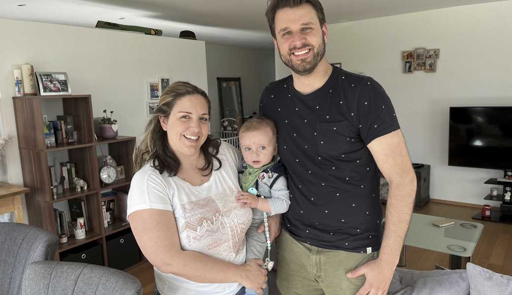Fabian Hutter, hier mit Lebenspartnerin Jelena und Sohn Diego in ihrer Diepoldsauer Wohnung, sagt: «Es gefällt mir, Gewohnheiten zum eigenen Vorteil zu nutzen.» 