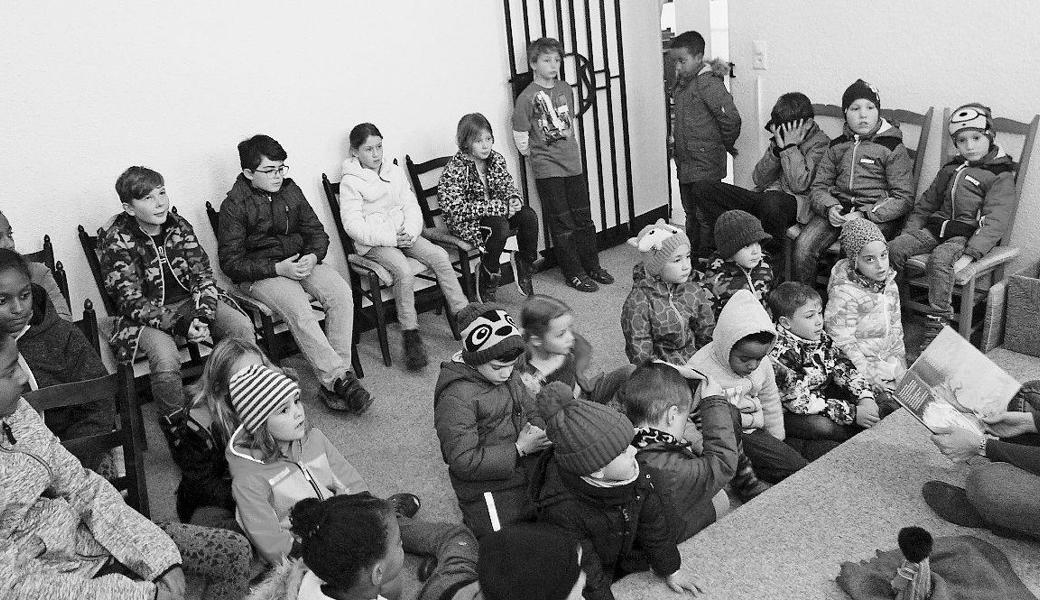 Die Kinder hörten die Geschichte von einem Hirtenkind. Bild: pd
