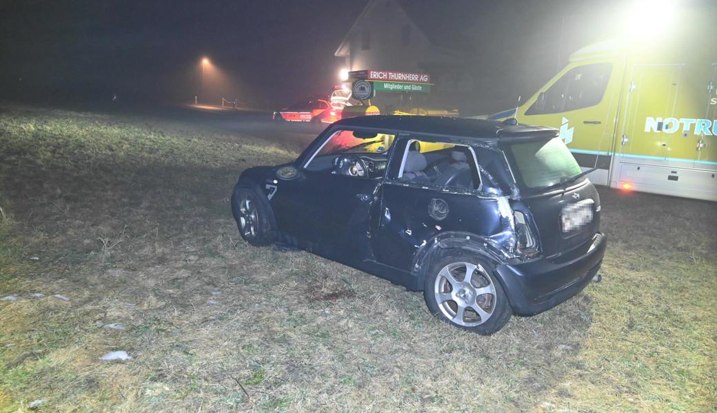 Das Auto geriet auf der Rietstrasse  ins Schleudern,  prallte gegen eine Strassenwalze und kam im Wiesenbord zum Stehen.