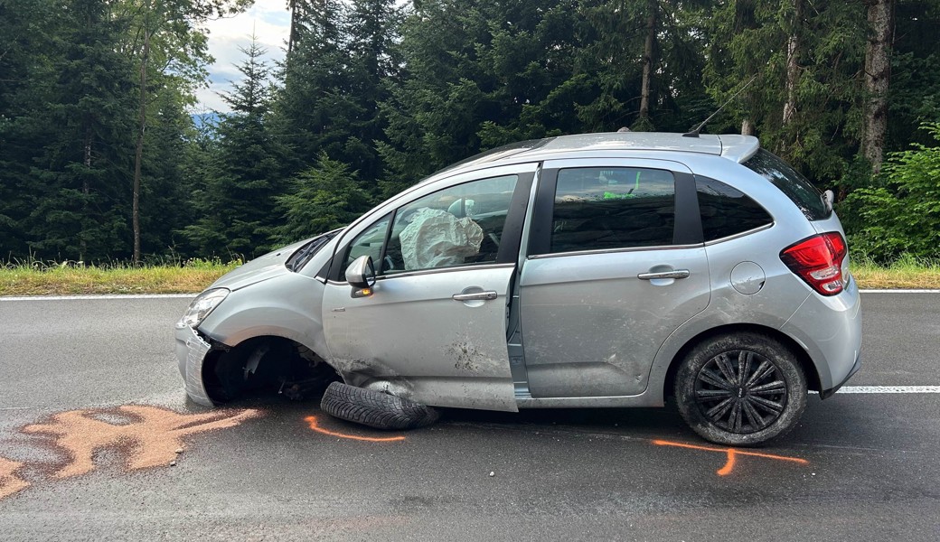 22-Jähriger gerät mit Auto auf Gegenfahrbahn und kollidiert mit Mauer