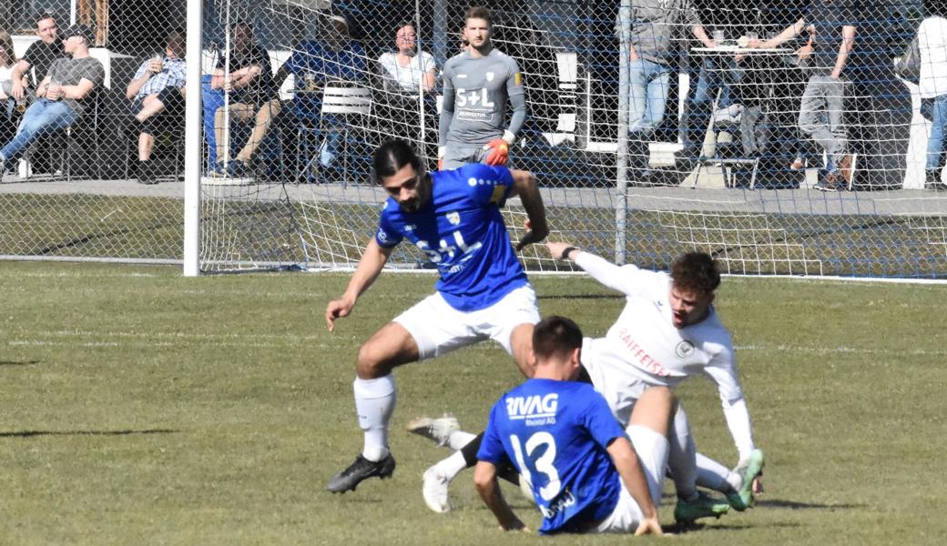 Sahin Kaya und Samuel Thönig (sitzend) Kämpfen um den Ball.