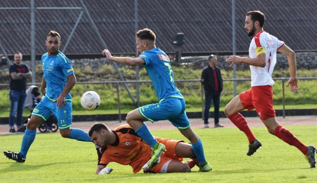 Erolind Sylaj scheitert noch an Montlingens Goalie Dominic Hehle, aber Liridon Maliqi (links) kann in der 20. Minute erben und das erste Tor erzielen.