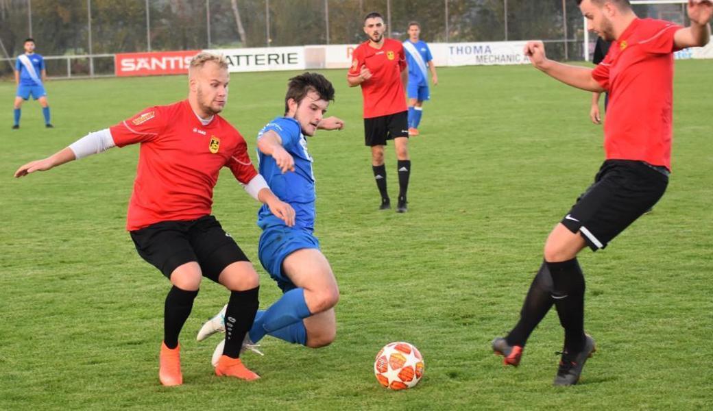 81. Minute: Robin Sonderegger dringt in den Strafraum ein und wird von Tristan Boog (links) und Boller in die Zange genommen. Das Bild zeigt's nicht genau, aber vermutlich wird Sonderegger am rechten Fuss von Boog getroffen. Unsere Einschätzung: Foul.