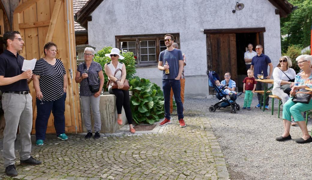 Gemütlicher und ungezwungener Austausch beim Zuzügerempfang, links Gemeindepräsident Alexander Breu. 