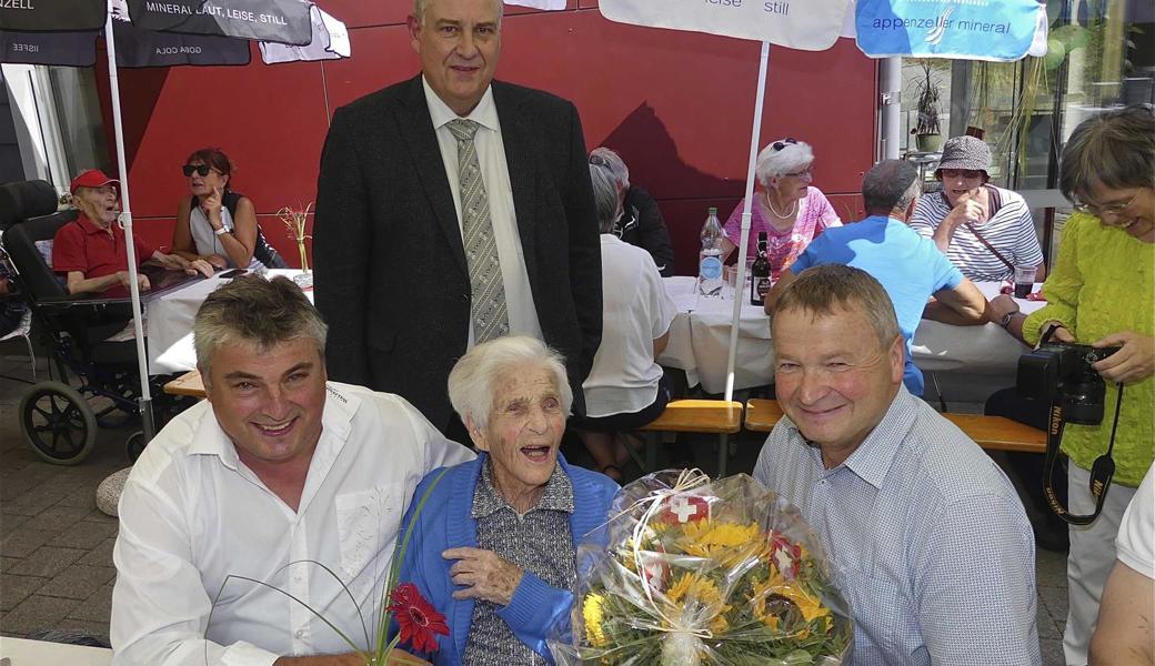 Anlässlich der Walzenhauser Bundesfeier gratulierten Landammann Alfred Stricker (r.) und die Gemeinderäte Hanspeter Züst (l.) und Markus Pfister (stehend) der ältesten Ausserrhoderin, Frieda Altherr, zum 104. Geburtstag.