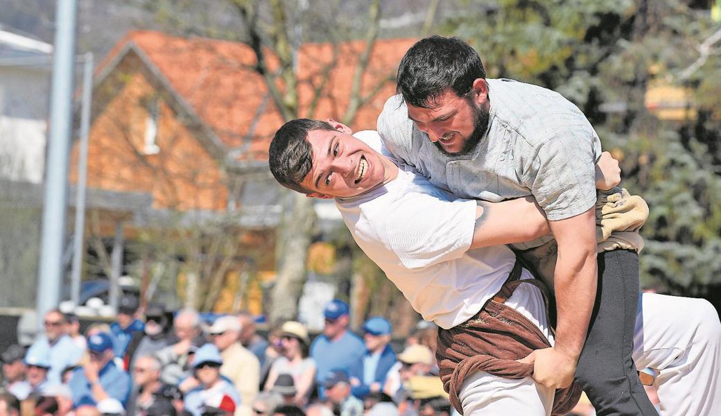 Jaime Marty legt Fabian Koller auf den Rücken.