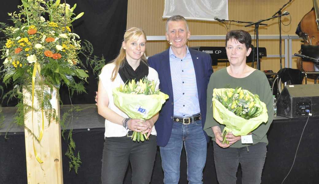 Geschäftsführer Patrick Zäch ehrte die langjährigen Mitarbeitenden Angela Lüchinger (links) und Carmen Sonderegger.  