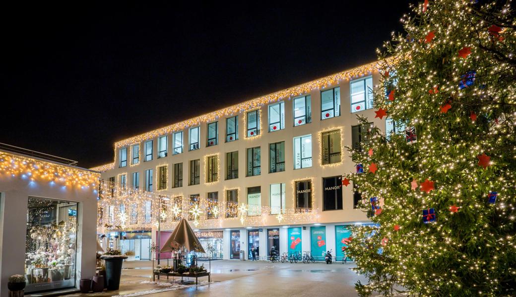 Die Weihnachtsbeleuchtung wirkt einladend und wurde am Samstag erstmals eingeschaltet