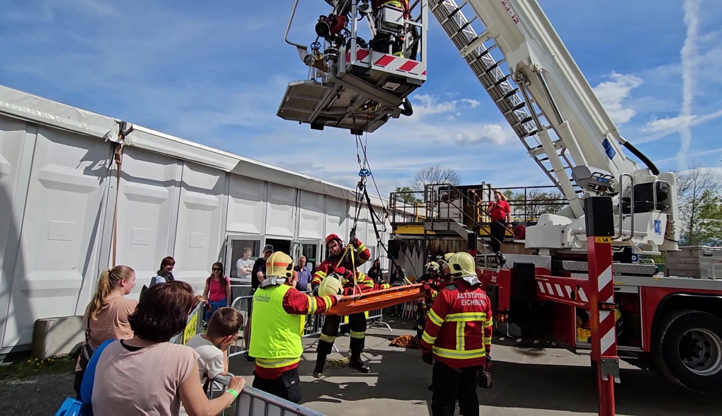 Am Samstag demonstrierte die Feuerwehr, wie sie mithilfe ihres Hubrettungsfahrzeugs eine verletzte Person birgt.
