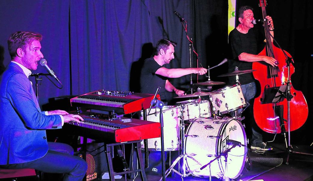 Rhythmisches Feuerwerk mit Elias Bernet (von links), Schlagzeuger Bernhard Egger und Bassist Markus Fritzsche. 