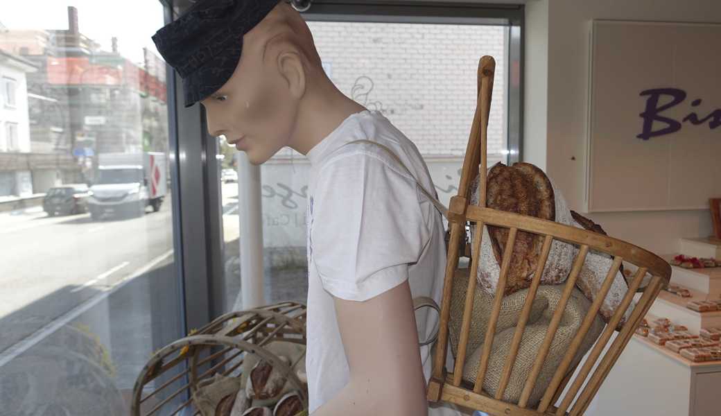 An die früher weitverbreitete Tätigkeit des Brotvertragens erinnert die derzeitige Ausstellung der Oberegger Bäckerei Bischofberger. 