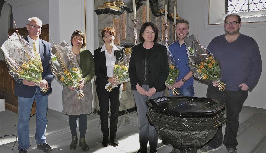 Die Präsidentin der Kirchgemeinde Thal-Lutzenberg Melanie Tobler Dudler (3.v.r.) durfte Caroline Naeff und Martha Corvaglia (2. und 3. v.l.) für ihre Dienste danken und die neu gewählten Martin Rissi, Fabian Aemisegger und Patrick Gahlinger (v.l.) begrüssen. 