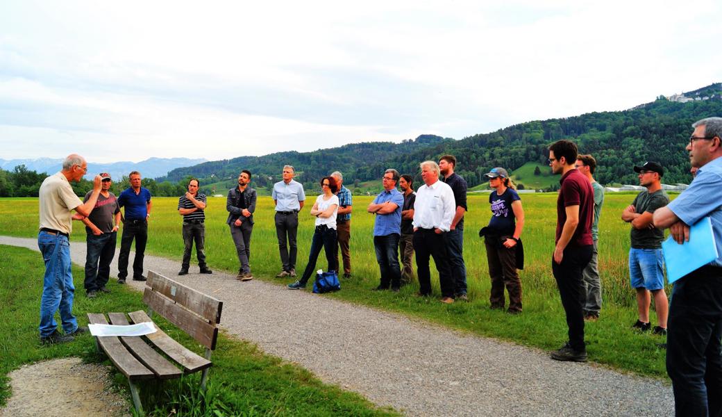 Jonas Barandun (links) referierte über die Aufwertung des Naturschutzgebietes Eselschwanz.