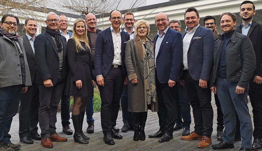 Das Bild zeigt die Regierungsräte Martin Klöti und Marc Mächler, Gemeindepräsidentin Christa Köppel, Fraktionspräsident und Regierungsratskandidat Beat Tinner sowie Parteipräsident Raphael Frei, umrahmt von den Rheintaler FDP-Kantonsräten und -Kandidierenden. 