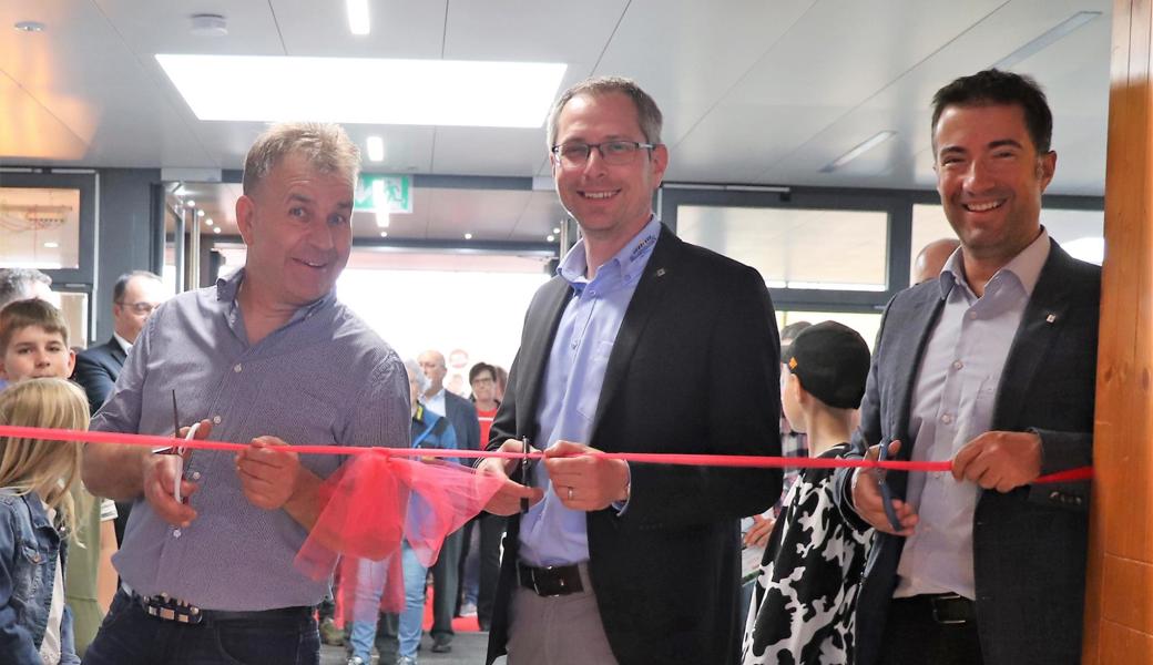 OK-Präsident Daniel Frunz (v.l.), Gemeindepräsident Michael Litscher und der Ausserrhoder Ständerat Andrea Caroni eröffneten die Gewerbeausstellung Walzenhausen. 
