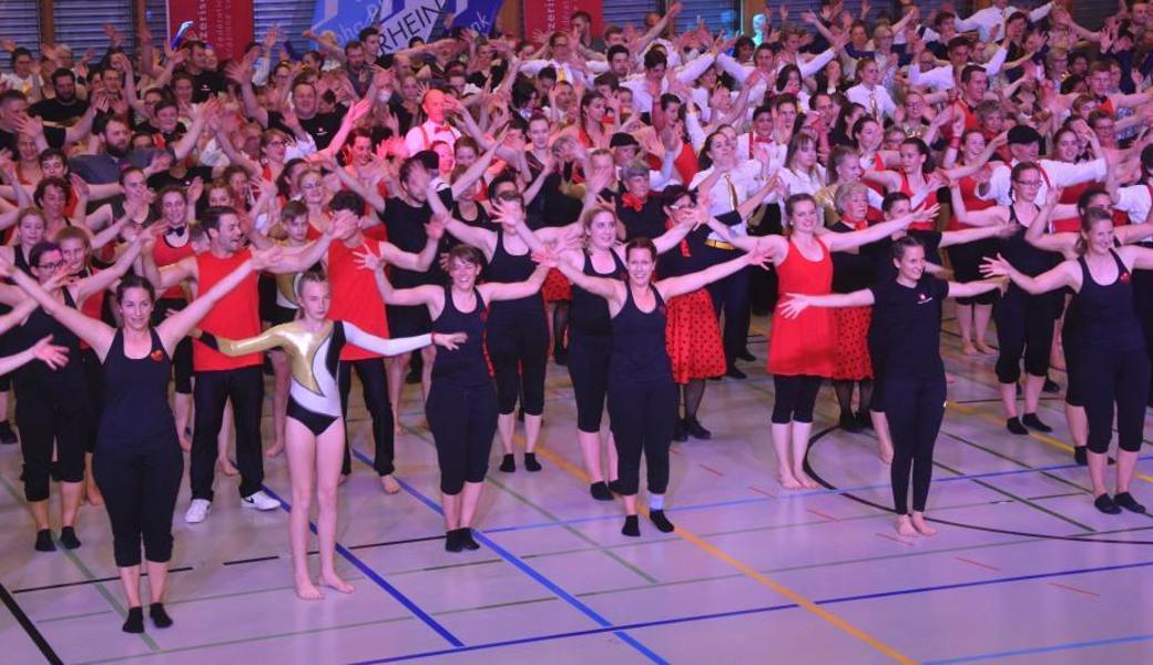 Flashmob aller Turnerinnen und Turner zum imposanten Schlussbild der Gymnaestrada-Premiere in Widnau.