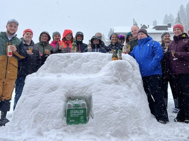 Stadtmusik Altstätten baute am Skiweekend eine Schneebar