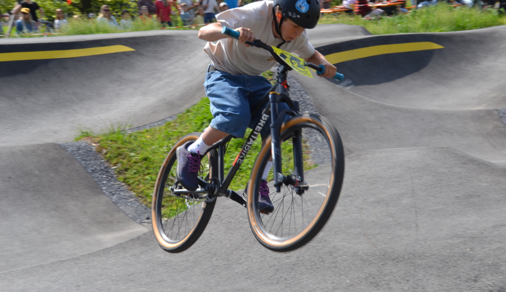 Hundert Fahrer feiern in Altstätten eine starke Pumptrack-Premiere, bis ein Unfall den Final überschattet