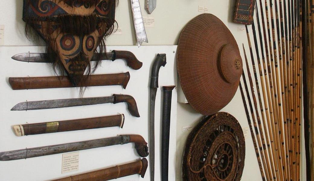 Einzelne Gegenstände, wie das Kopfjäger-Schild aus Borneo mit Haaren von erlegten Gegnern (links im Bild), sind bereits im Museum Heiden ausgestellt.
