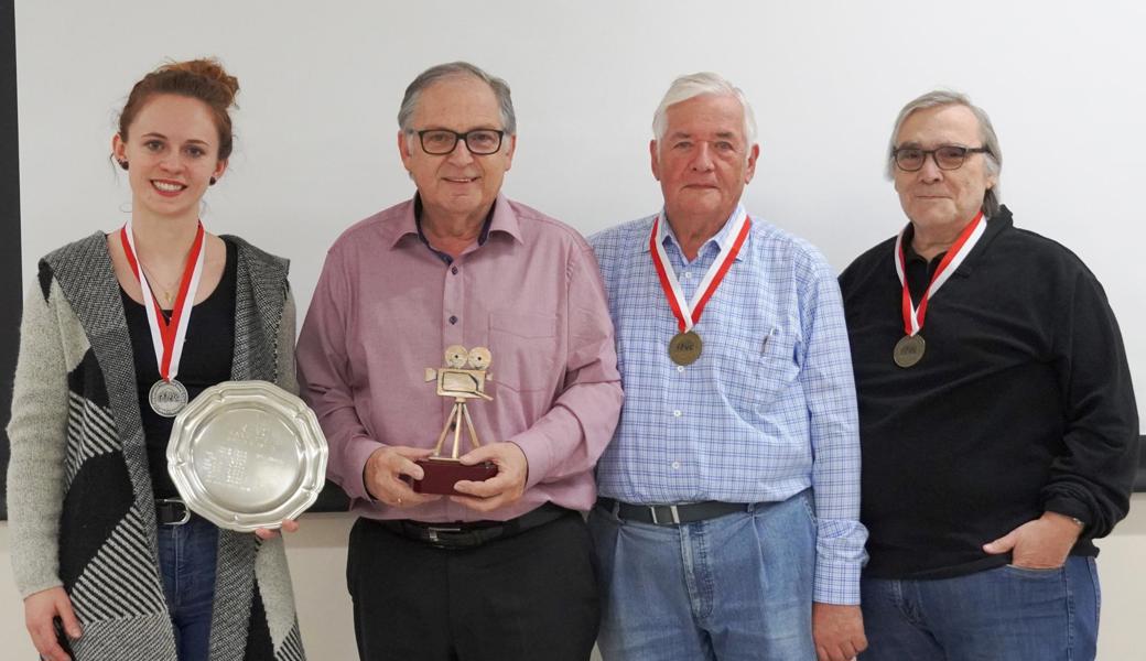 Melanie Zanga (links) gewann mit ihrem Film über den Kristallhöhlenmord die Silbermedaille. Urban Hämmerle (rechts von Zanga) posiert mit der Siegertrophäe, während Kurt Tischhauser (3. von links) und Hans Peter Sigismondi sich über Bronze freuen.