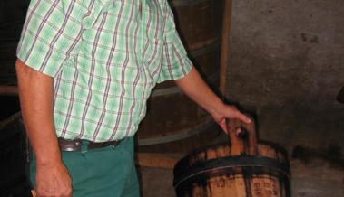 Wein pressen mit historischem Torkelbaum