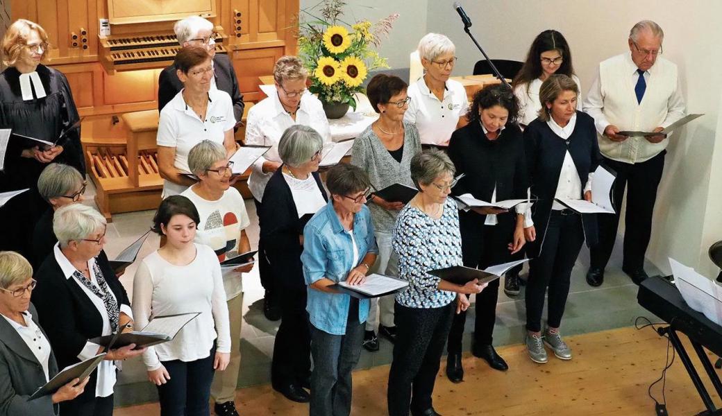 Der Projekt- und Frauenchor mit Sopranistin Melissa Kehl (ganz links), Hospizleiterin Erika Ulmann (2. v. l.), Pfarrerin Silke Dohrmann, Karin Fend und Matthias Meusburger (ganz rechts). 