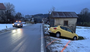 Junge Frau verliert auf winterlicher Strasse die Kontrolle über ihr Auto