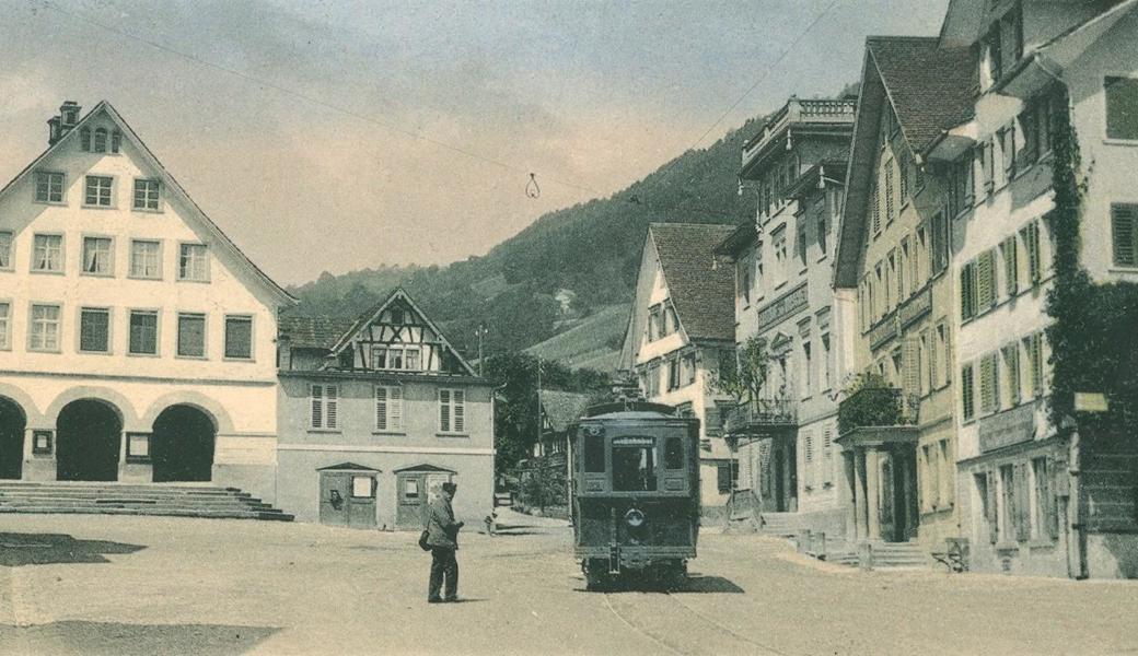 Diese Ansicht (Wehrli AG, Kilchberg-Zürich) zeigt Bernecks Rathausplatz um 1909. Ans Rathaus ist noch das Spritzenhäuschen angebaut.