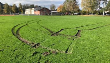 Auf Fussballplatz gedriftet