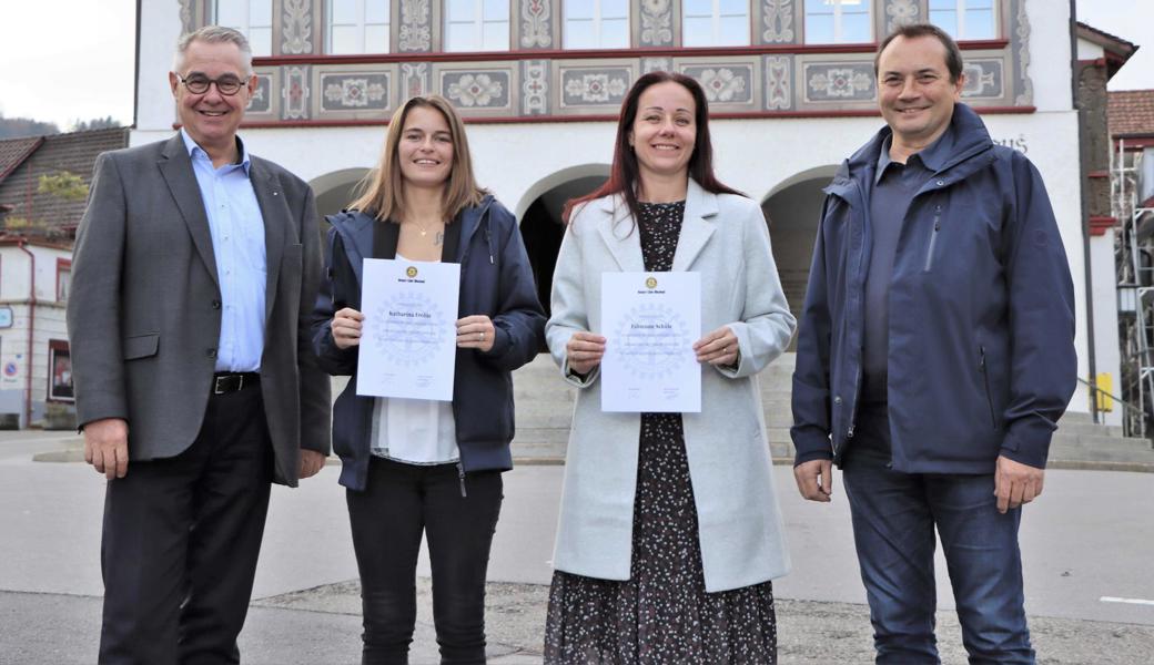 Lothar Ritter (v. l.), Verantwortlicher Berufsdienst im Rotary-Club Rheintal, überreichte Katharina Fröhle und Fabienne Schüle zusammen mit Clubpräsident Lino Missaggia den mit je 1000 Franken dotierten Förderpreis und die Urkunde für die beste Lehrabschlussprüfung. 