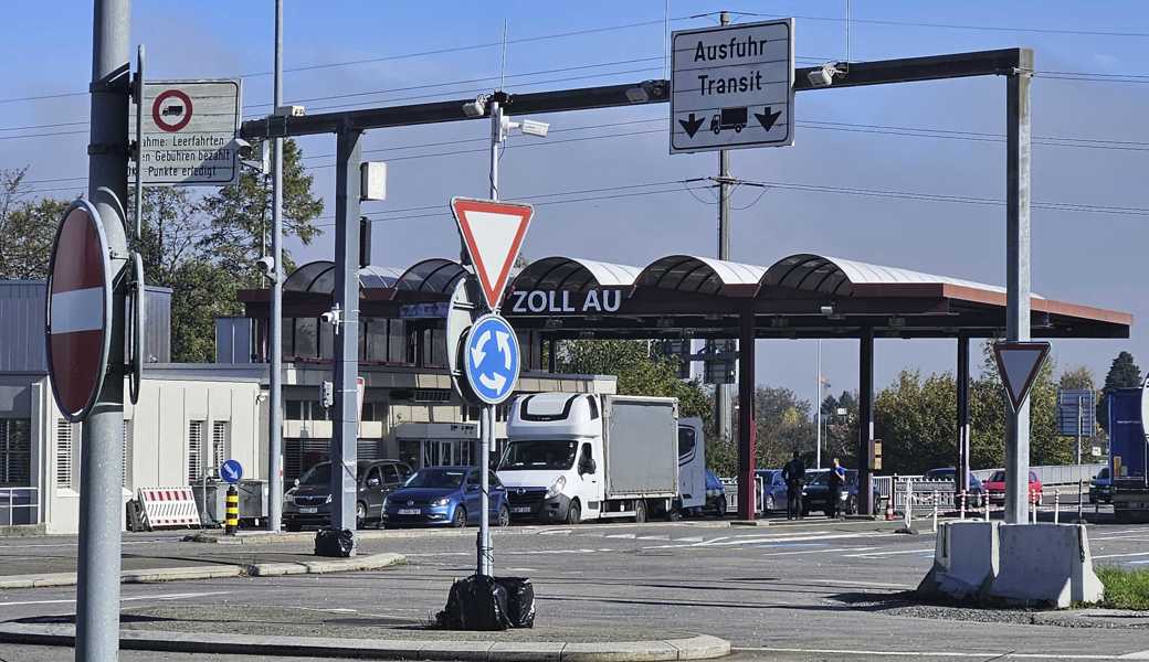 Videokameras erfassen die Zu-, Ein- und Ausfahrten des Kreisels, zeichnen Verkehrsabläufe, Staus und Verkehrsfrequenzen auf, um die Verkehrsführung zu verbessern. Allein vier Kameras sind auf diesem Bild.