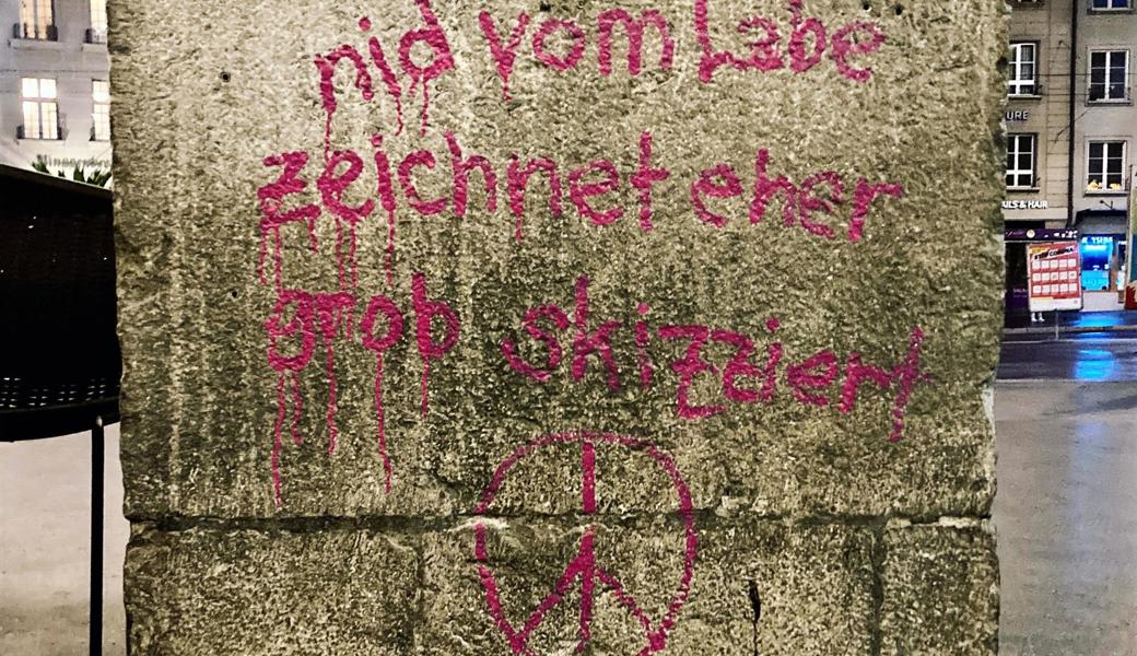 Bern, die Denkerin – bei Nacht legt sich ein melancholisches, teils schwermütiges Flair über die Stadt.