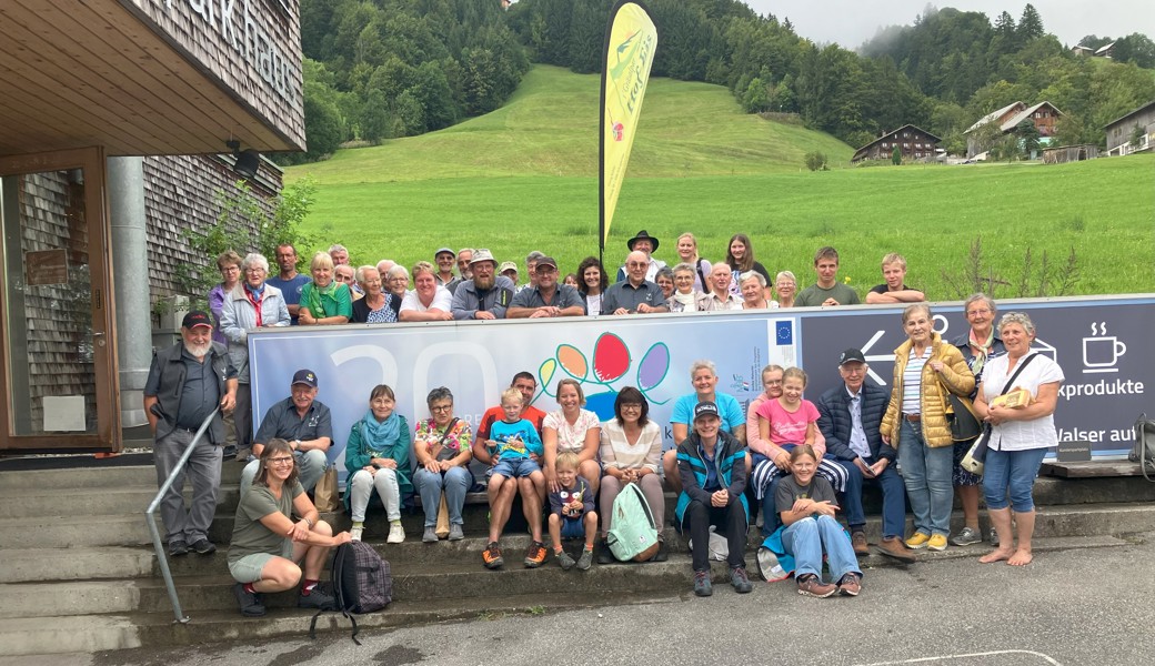 Mitglieder des Ornithologischen Vereins Berneck-Au und der Bäuerinnenvereinigung Berneck in Sonntag.