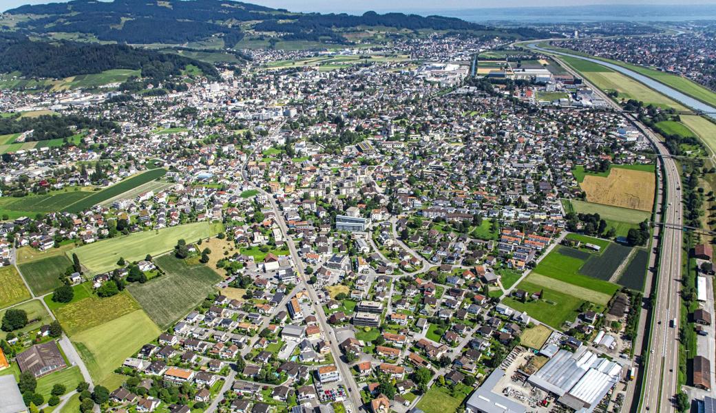 10033 Einwohnerinnen und Einwohner wohnen in der Gemeinde Widnau. Damit hat das Rheintal erstmals zwei Gemeinden mit einer Bevölkerung von über 10000. Aber nur eine der beiden statistischen Städte nennt sich auch Stadt.
