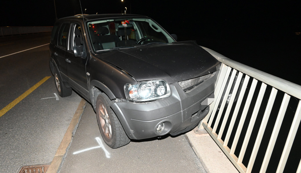 Betrunkener Mann kracht mit seinem Auto in das Geländer der Rheinbrücke