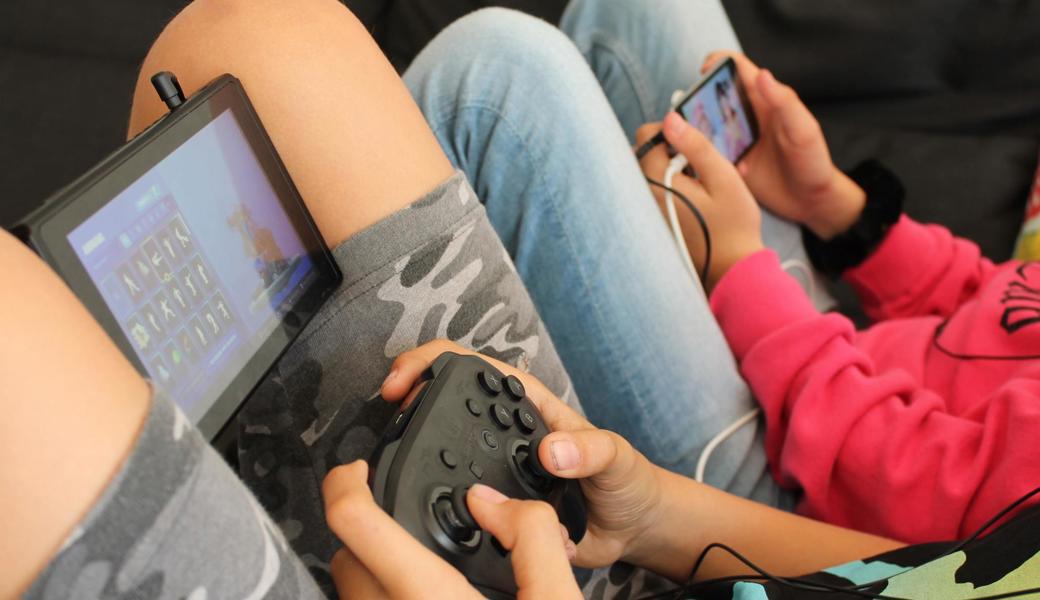 Ein bekanntes Bild: die Kinder sind online – am Gamen oder sonstwo. Aber wo genau? 