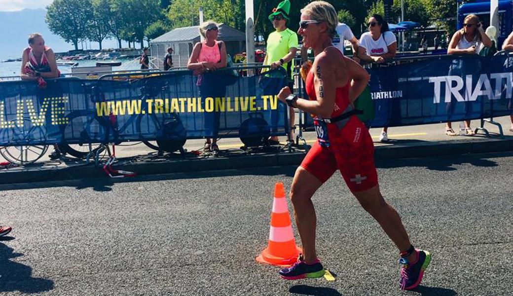 Irene Engler: Mit einem Lächeln der Ziellinie der Triathlon-WM in Lausanne entgegen.