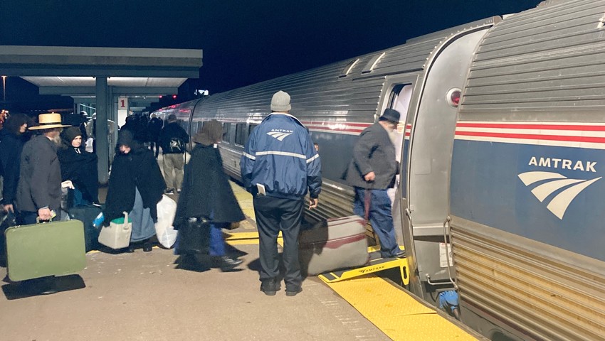 Amische verladen am Bahnhof Syracuse, New York, ihr Gepäck in den Zug.